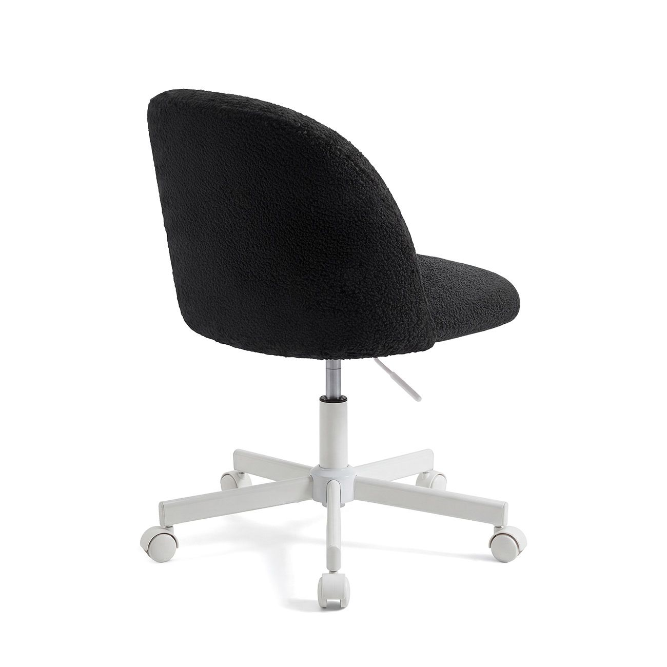 Una silla de oficina acolchada negra con una base blanca de cinco patas con ruedas, sobre fondo blanco.