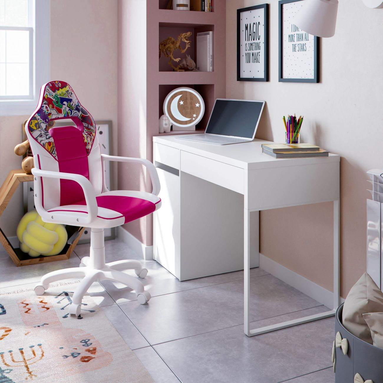 Silla gaming rosa y blanca frente a un escritorio blanco con portátil en una habitación luminosa.