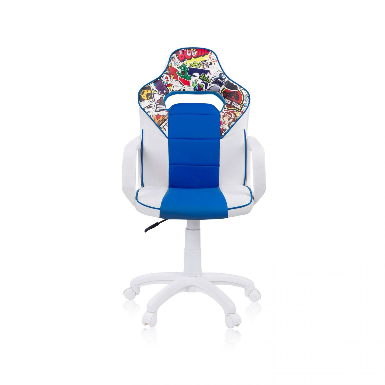 Silla gaming blanca y azul con pegatinas coloridas en el reposacabezas, reposabrazos blancos y base con ruedas.