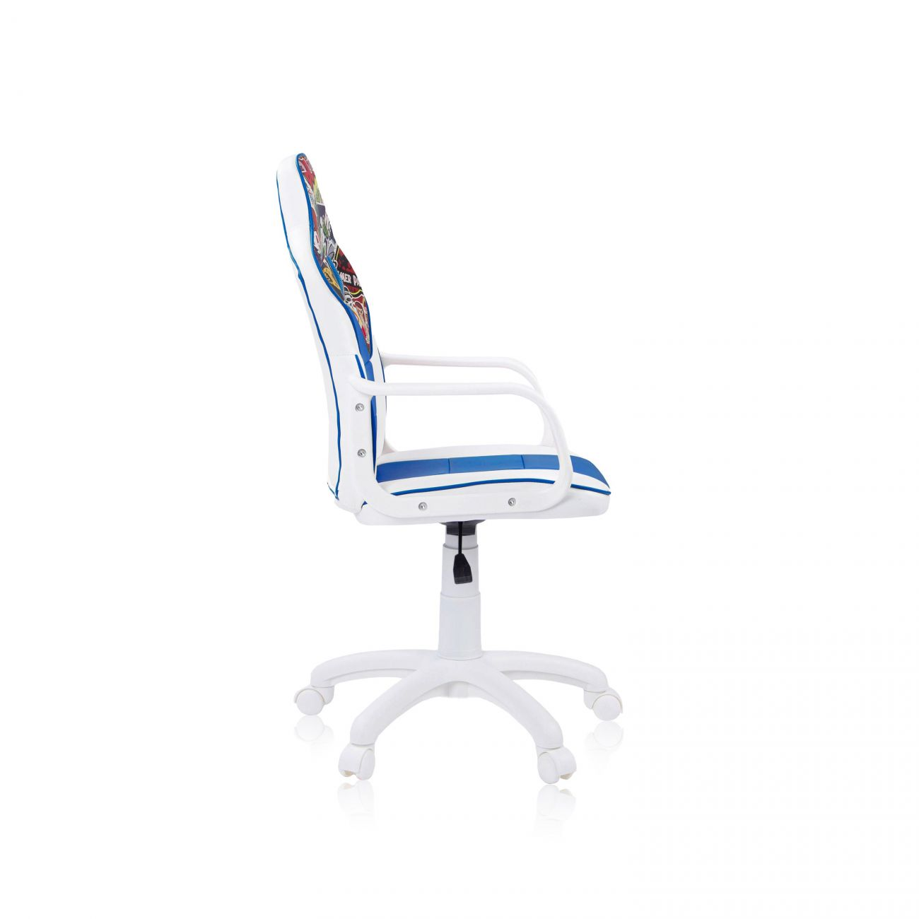Una silla de oficina blanca y azul con estampado de cómics en el respaldo, vista de lado sobre fondo blanco.