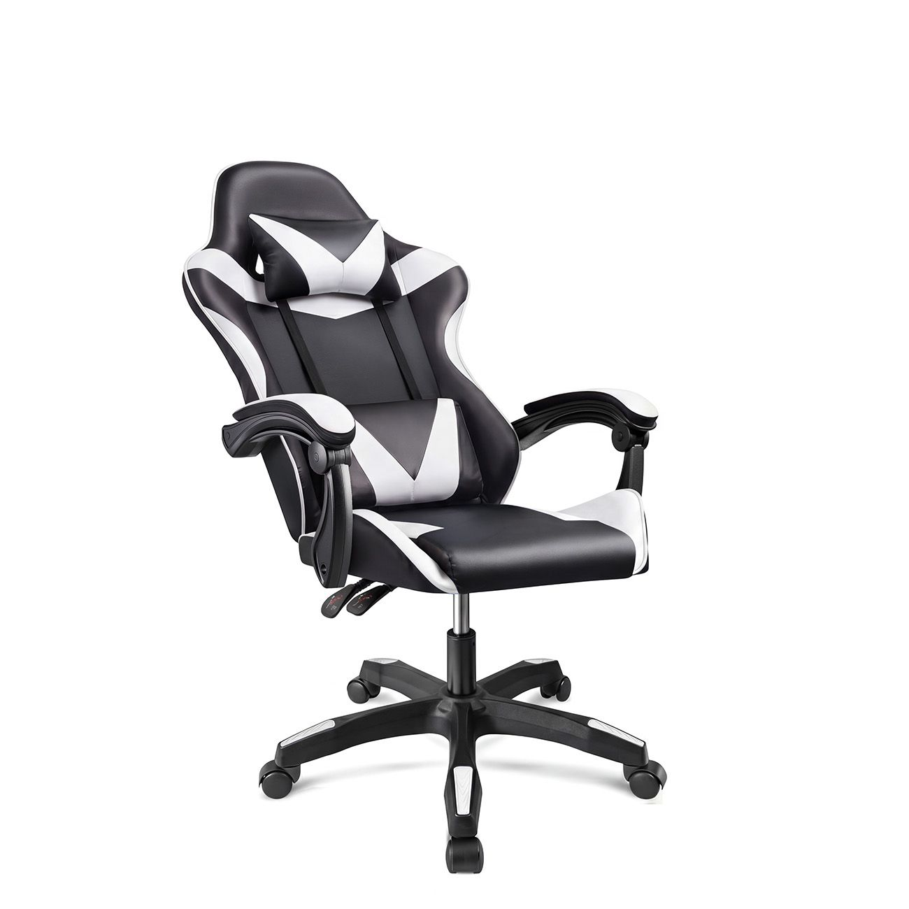 Una silla de juego en blanco y negro con reposacabezas y ruedas sobre fondo blanco.