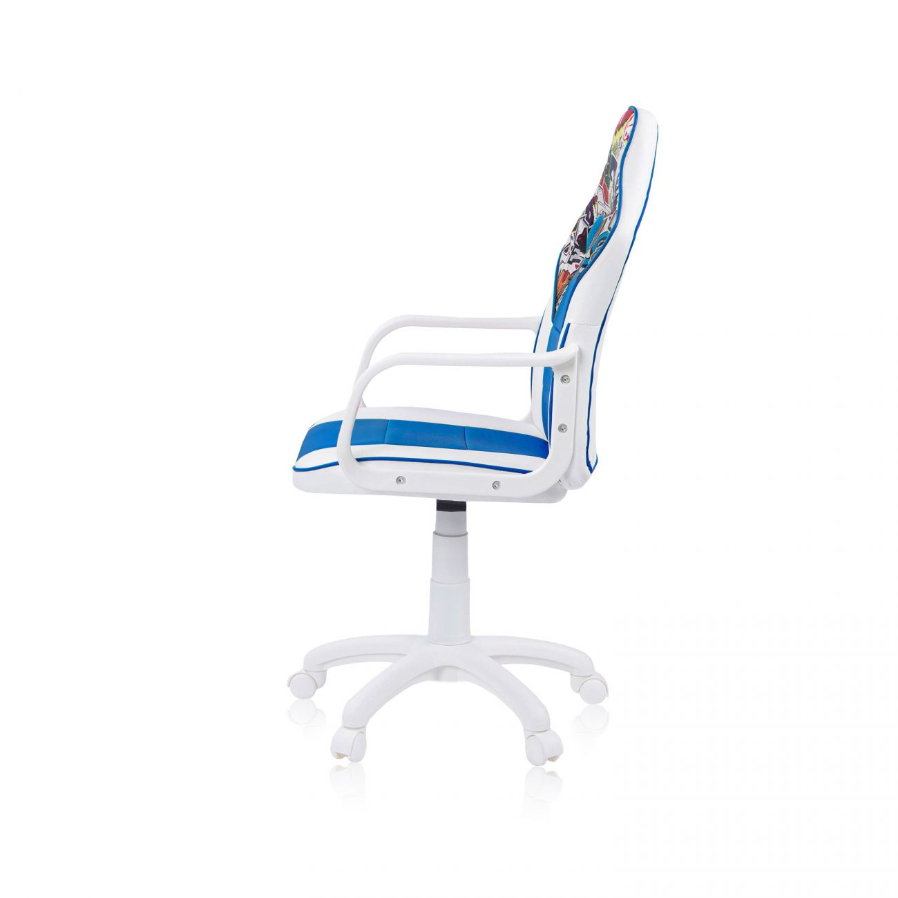 Una silla de oficina giratoria blanca y azul con diseño gráfico en el respaldo, vista de lado.