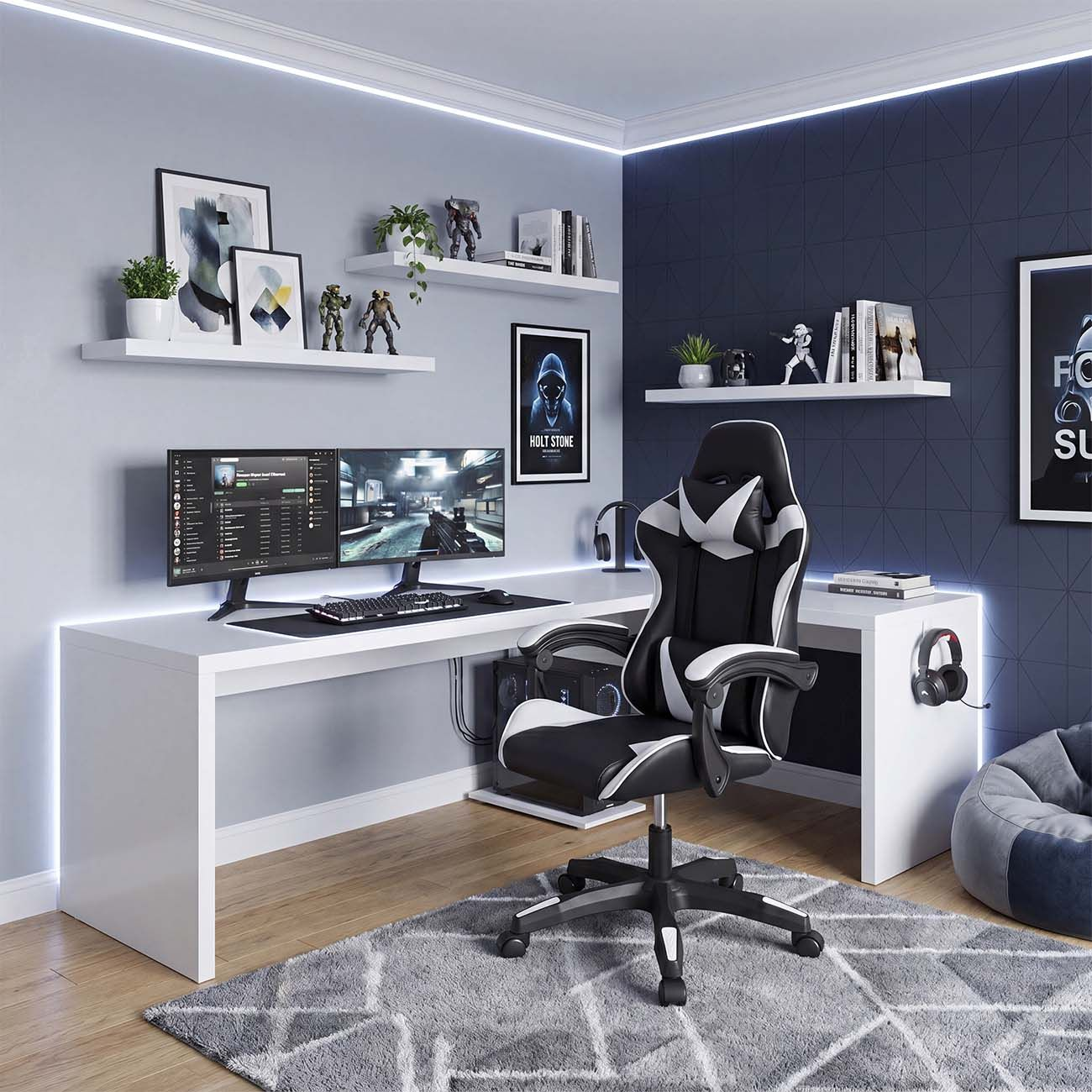 Configuración de juego moderna con escritorio blanco, silla negra y blanca, monitores duales y estantes de pared.