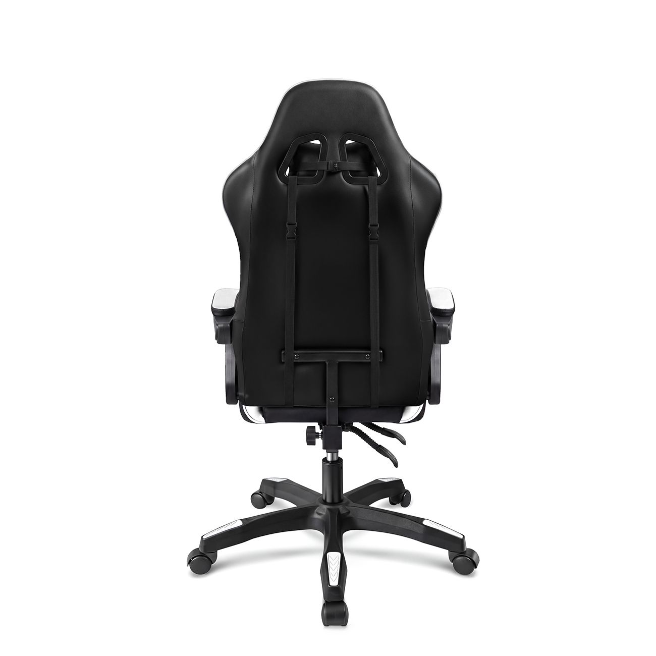 Vista trasera de una silla de juego ergonómica negra con correas ajustables, reposabrazos y base con ruedas en blanco.