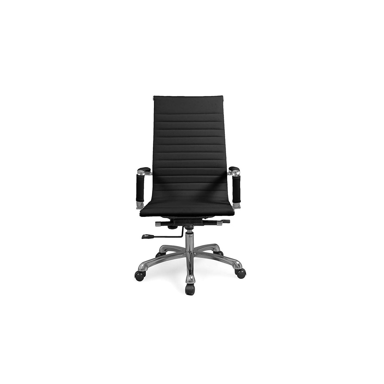 Una silla de oficina negra de respaldo alto con base metálica plateada y ruedas sobre fondo blanco.