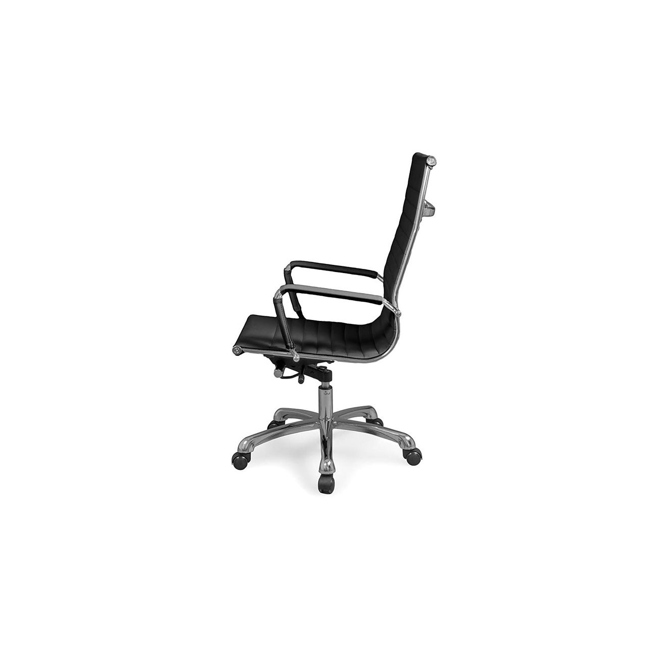 Una silla de oficina negra con estructura cromada y ruedas, vista de lado sobre fondo blanco.