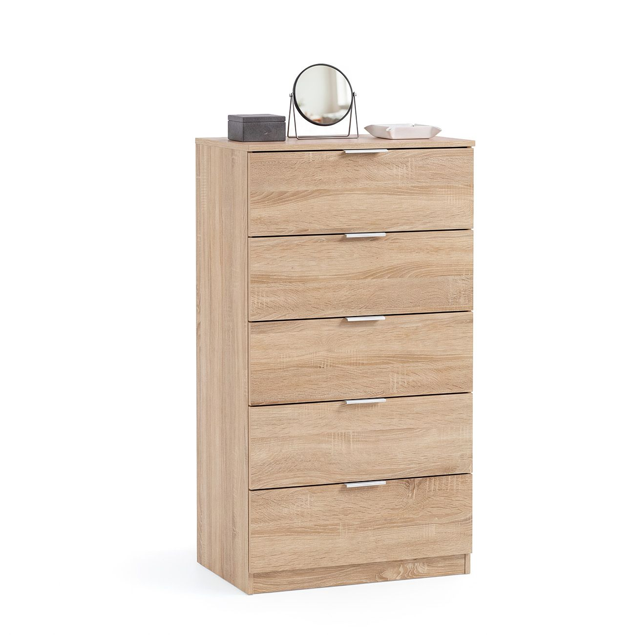 Una cómoda de madera clara con cinco cajones y decoración encima.