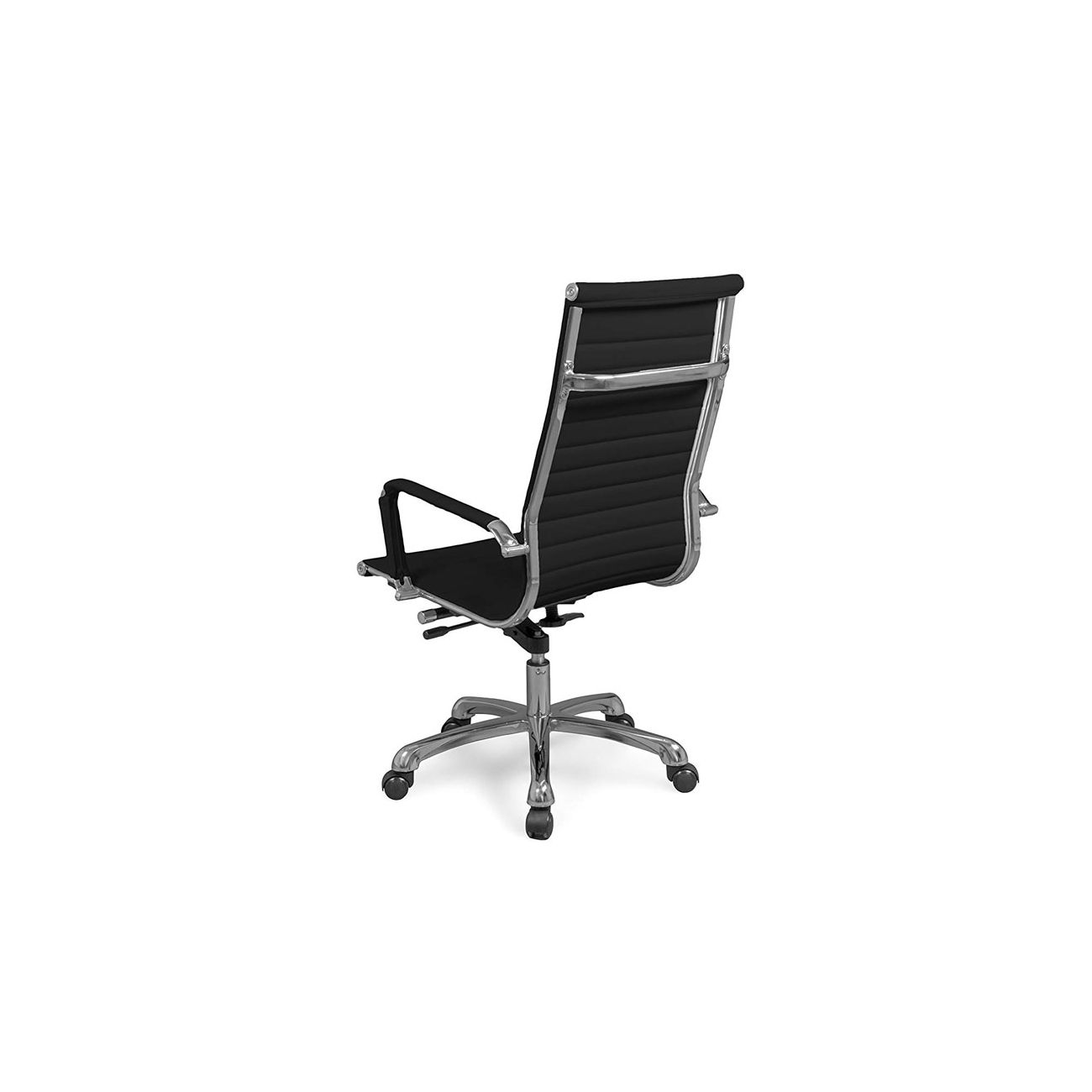 Vista trasera de una moderna silla de oficina negra con estructura metálica cromada y ruedas, sobre fondo blanco.
