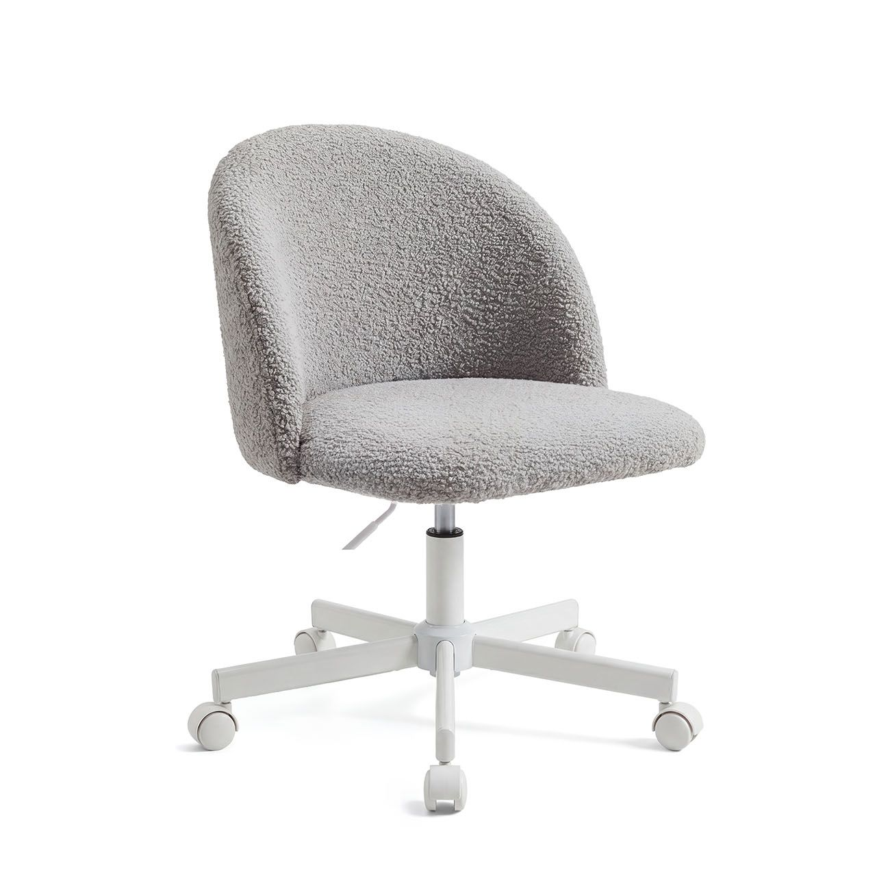 Silla de oficina gris de bouclé con base de metal blanco y ruedas sobre fondo blanco.