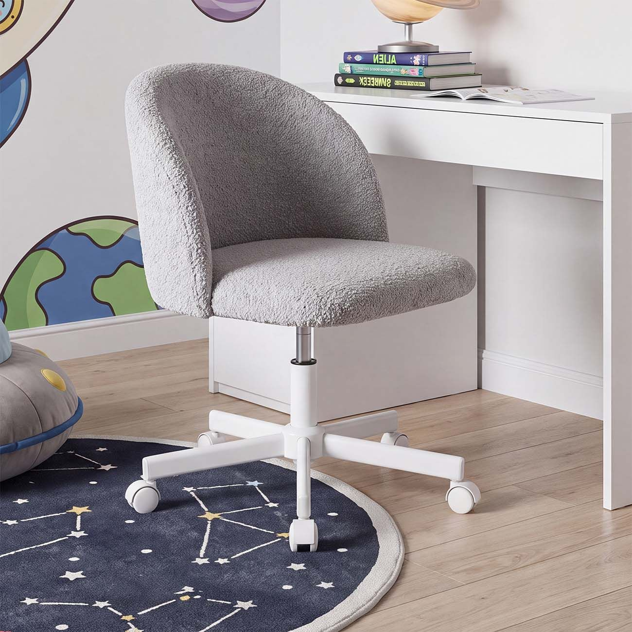 Una silla de oficina de borrego gris sobre base blanca se encuentra en una alfombra estelar.