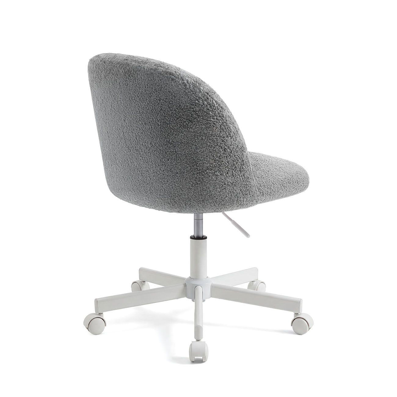 Silla de oficina gris y mullida sobre base blanca de cinco patas con ruedas sobre fondo blanco.
