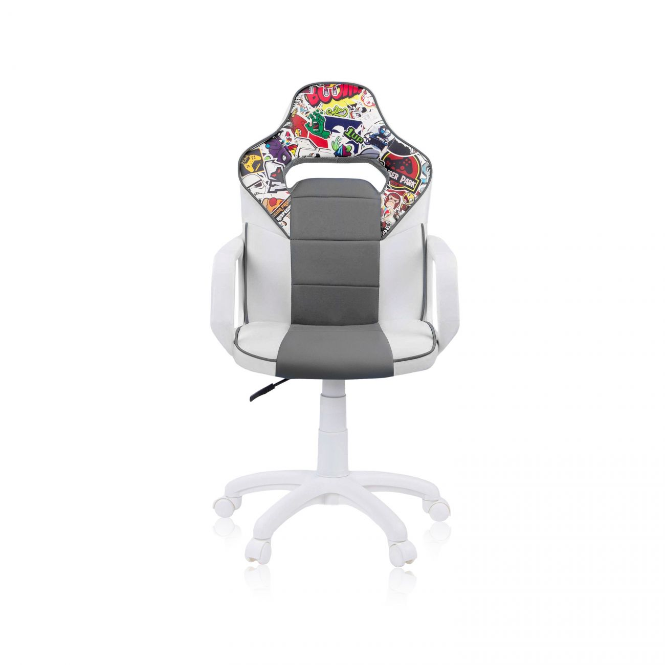 Una silla de juego blanca y gris con pegatinas de colores en el respaldo, sobre ruedas blancas y fondo blanco.