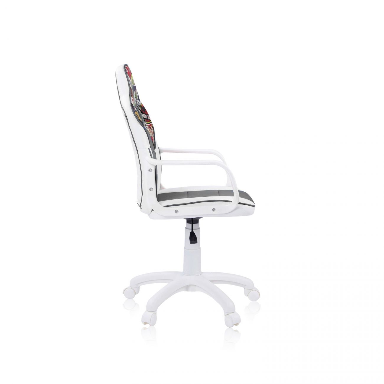 Vista lateral de una silla gamer blanca y gris con pegatinas de colores en el respaldo y ruedas blancas.