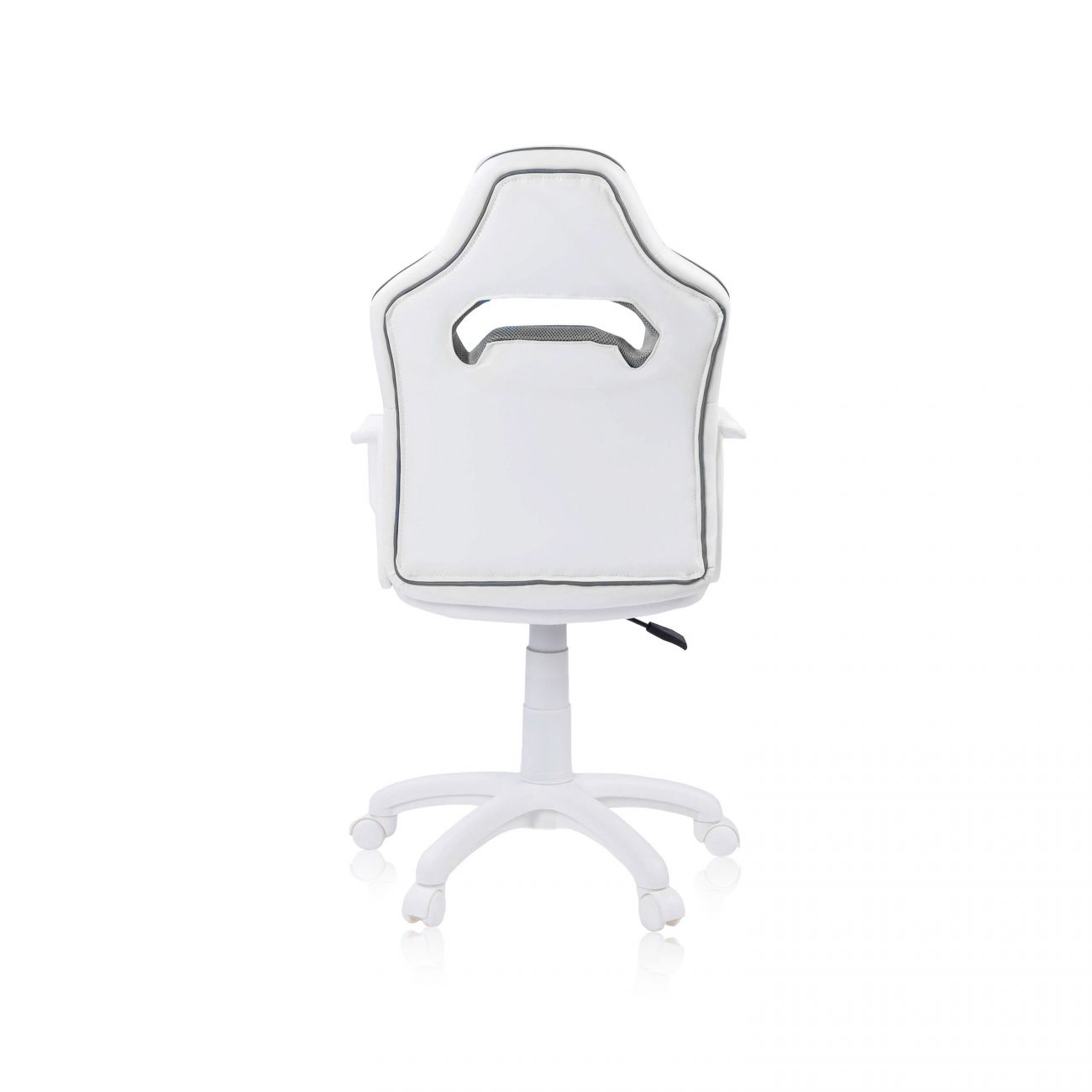 Una silla de juego blanca vista desde atrás sobre fondo blanco con ruedas.