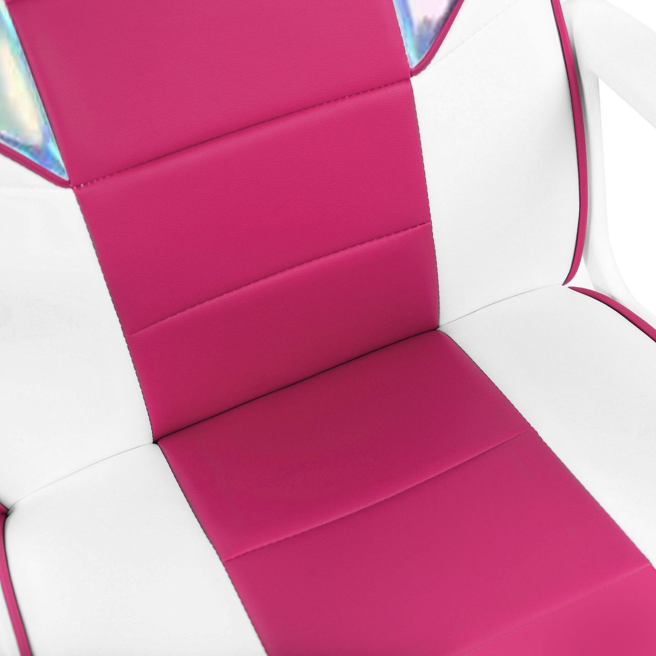 Primer plano de una silla de oficina rosa y blanca con detalles holográficos.