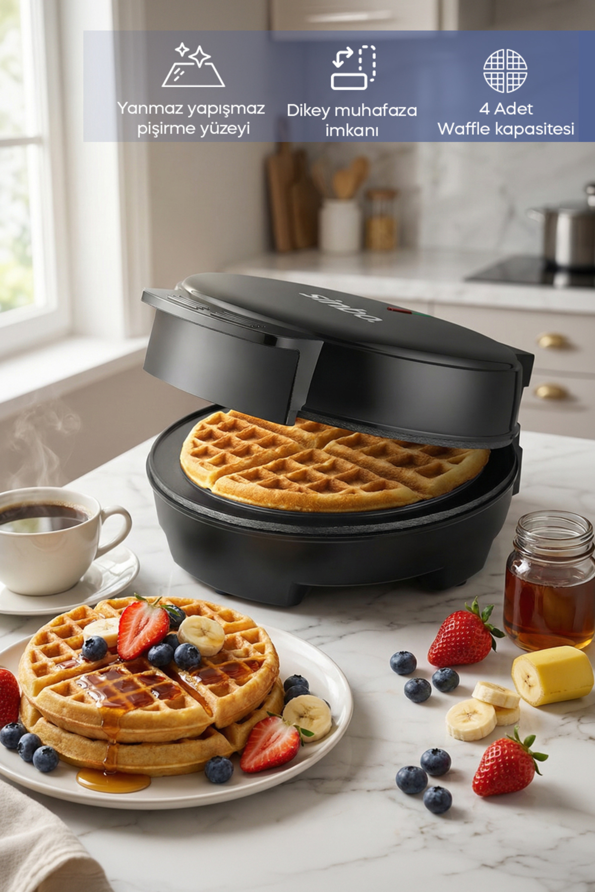 Mutfak tezgahında taze waffle, meyve ve kahve fincanı olan siyah bir waffle makinesi.