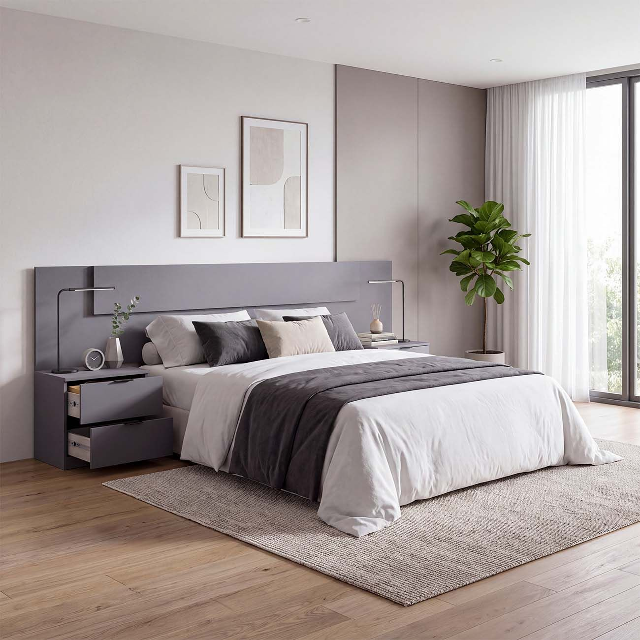 Dormitorio moderno con cama gris, mesitas de noche, alfombra, planta y cuadros en la pared.