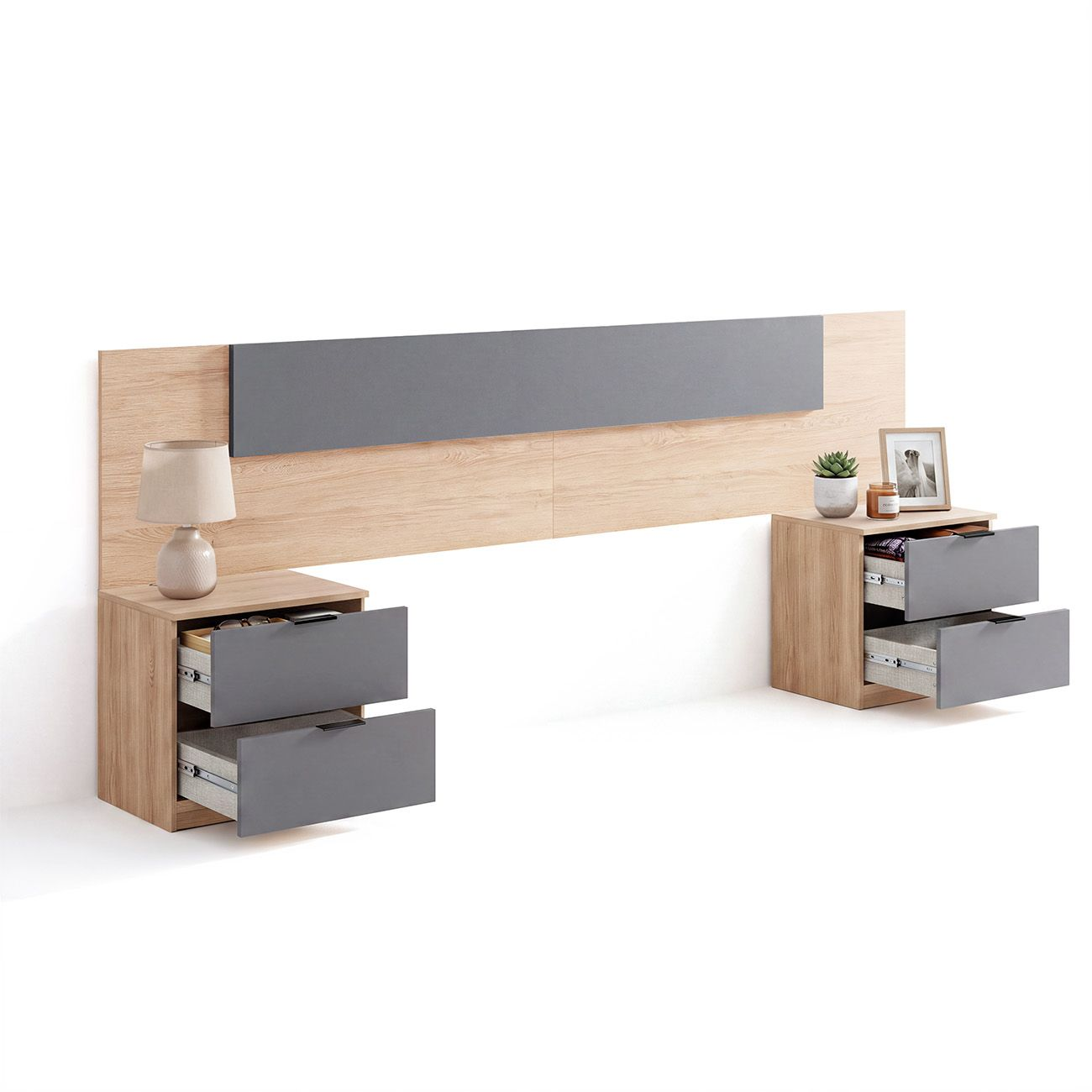 Cabecero de madera con panel gris largo, flanqueado por dos mesitas de noche con cajones abiertos.
