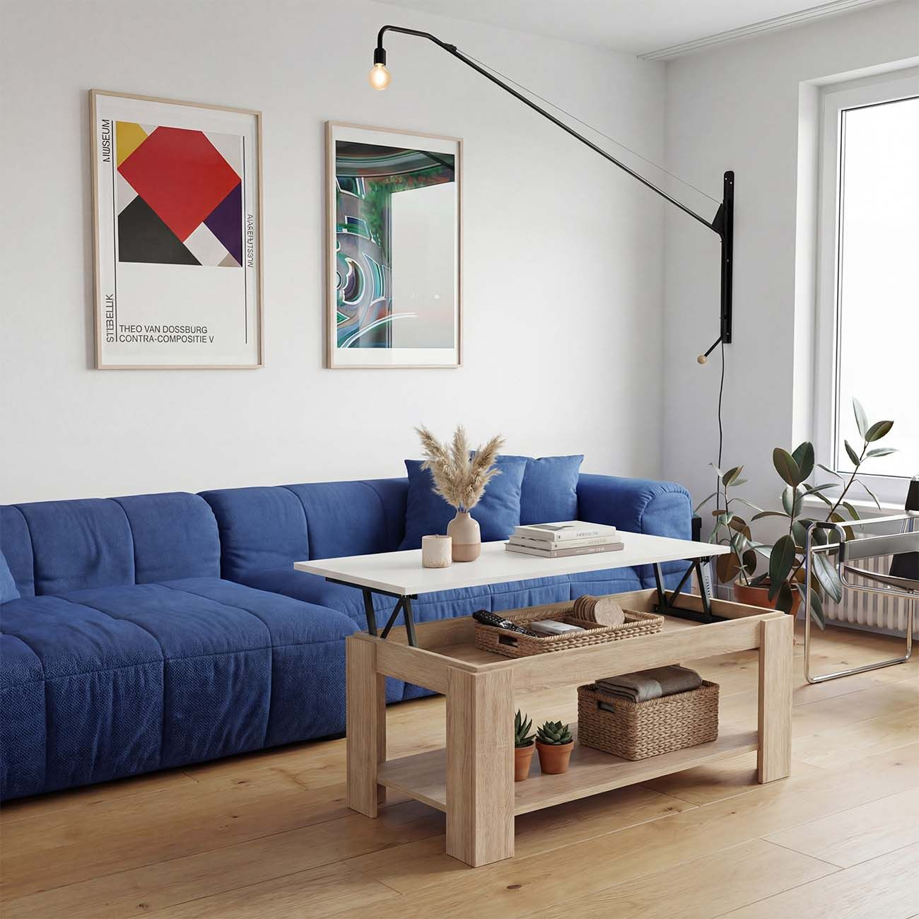 Salón con sofá azul, mesa de centro de madera, arte enmarcado en la pared y una lámpara de pared negra.