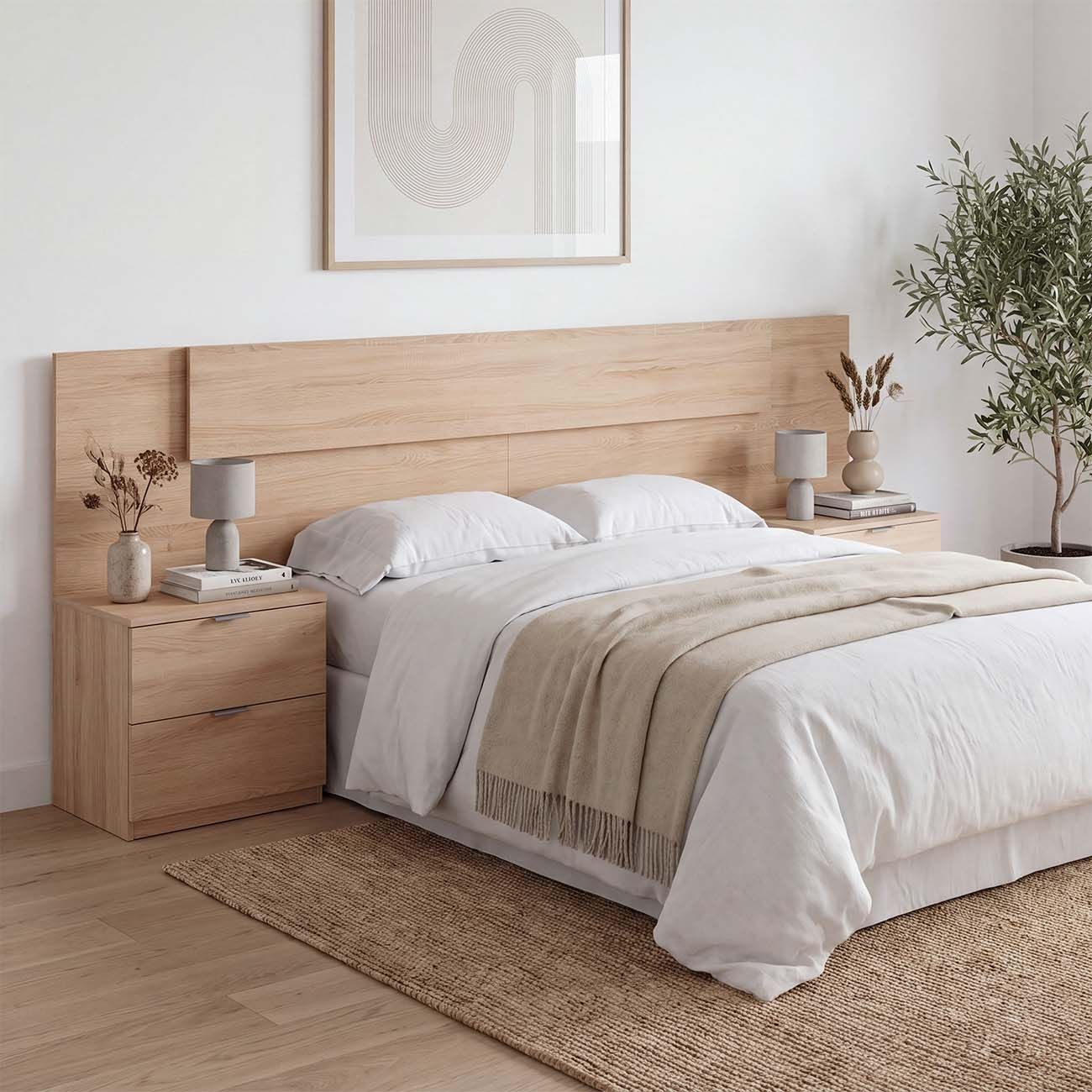 Acogedor dormitorio con cabecero de madera, cojines blancos, manta beige, mesitas de noche y planta.