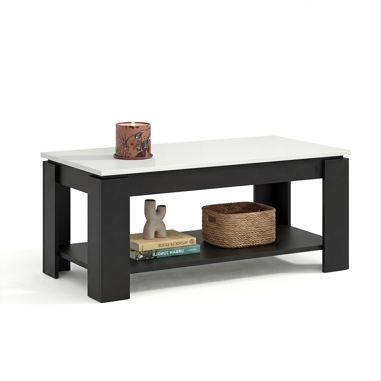 Una mesa de centro blanca con marco negro, estante inferior, vela, libros y una cesta.