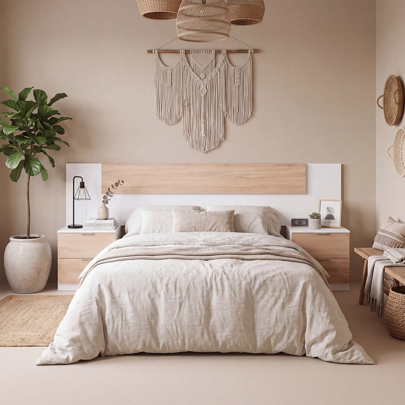 Acogedor dormitorio en tonos neutros con gran cama, tapiz de macramé, planta en maceta y lámparas colgantes.