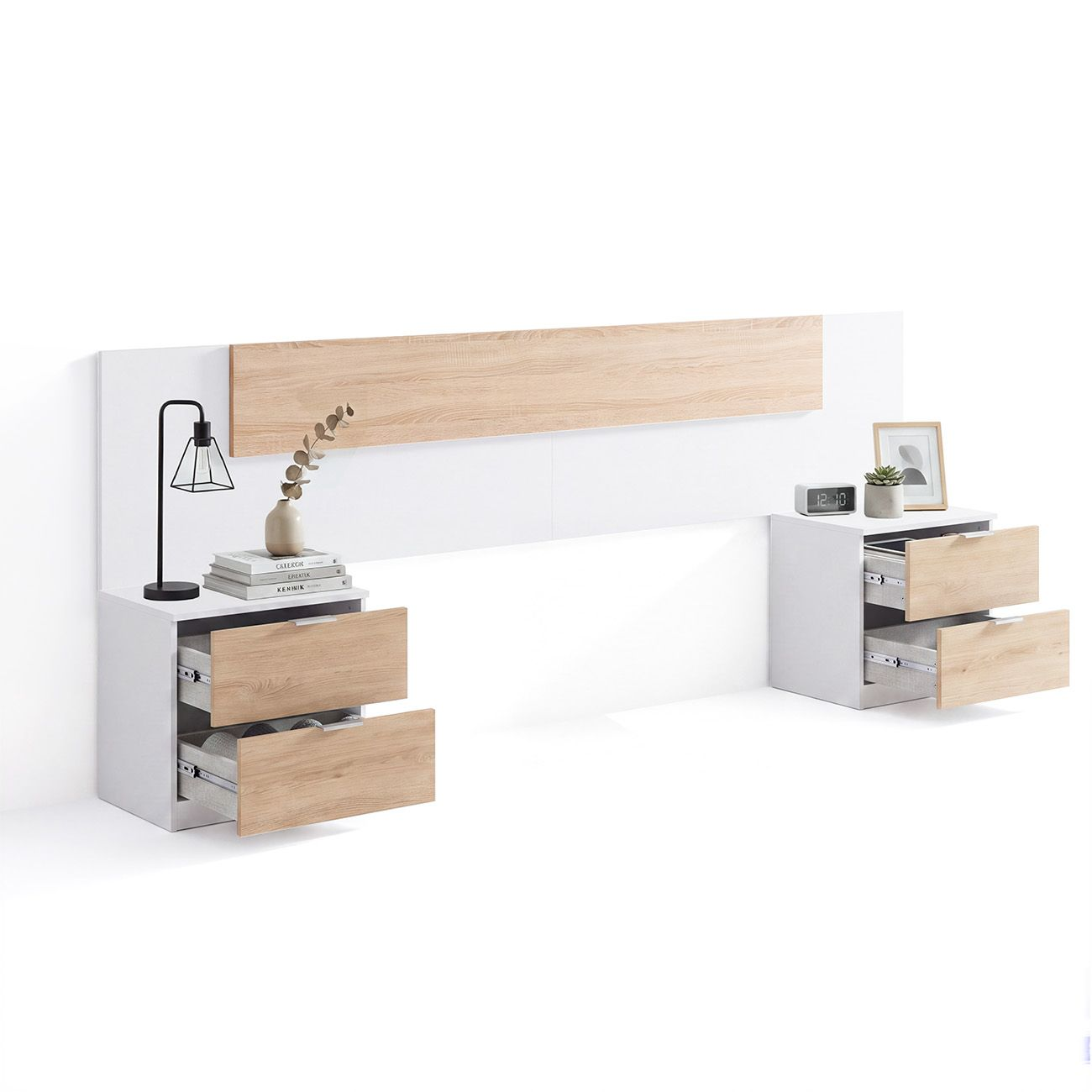 Cabecero blanco con detalles de madera, dos mesitas de noche con cajones abiertos, una lámpara, libros y decoración.