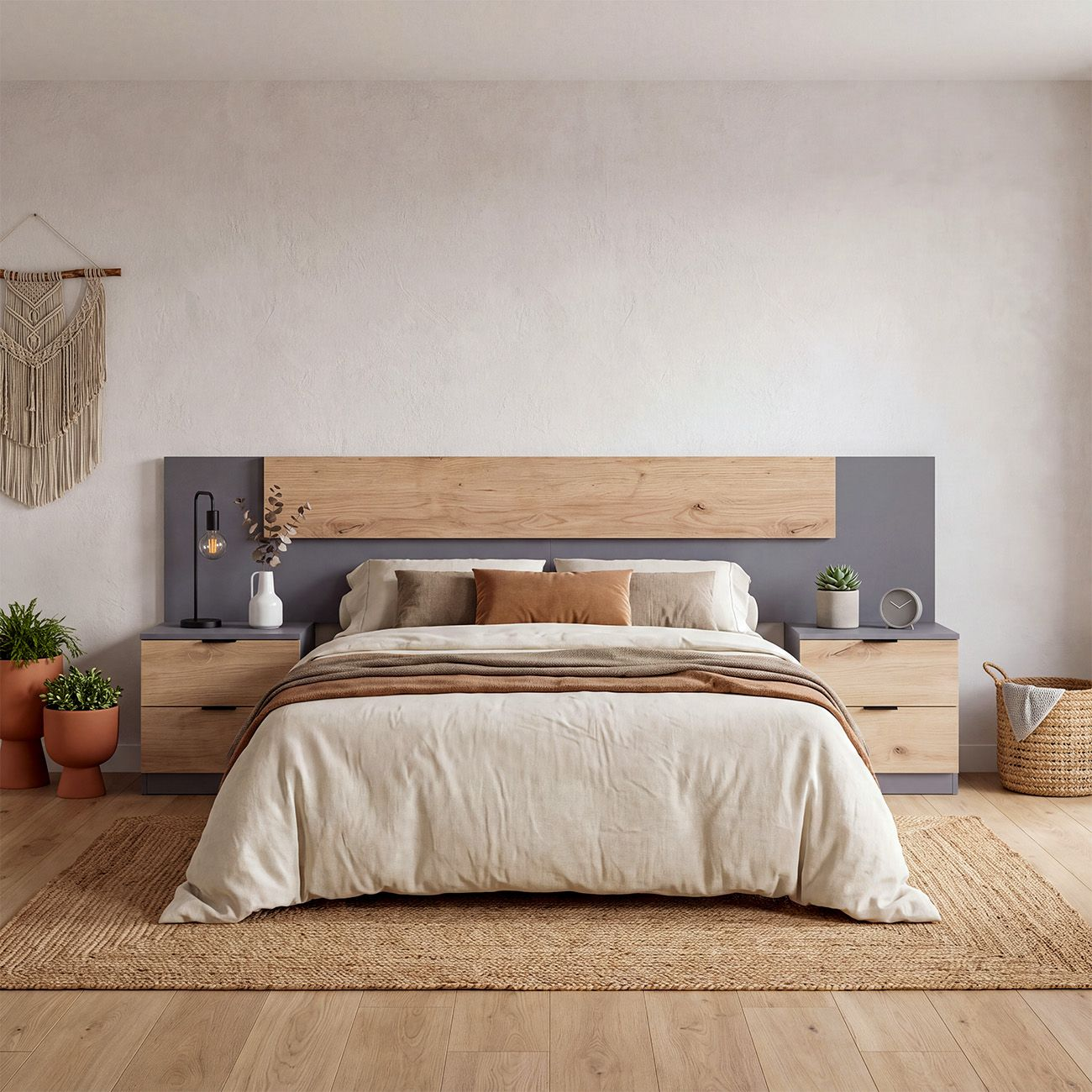 Dormitorio acogedor con cama de madera, panel gris, mesitas de noche, plantas y alfombra de yute en el suelo.