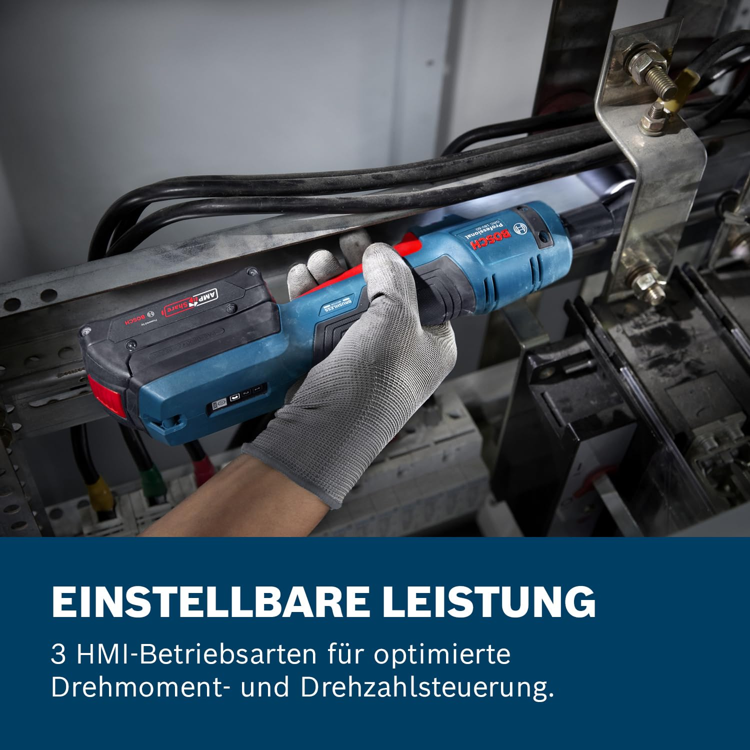 Eine handgeschützte Person bedient eine blaue Bosch-Akku-Ratschenschraube in einer elektrischen Anlage.
