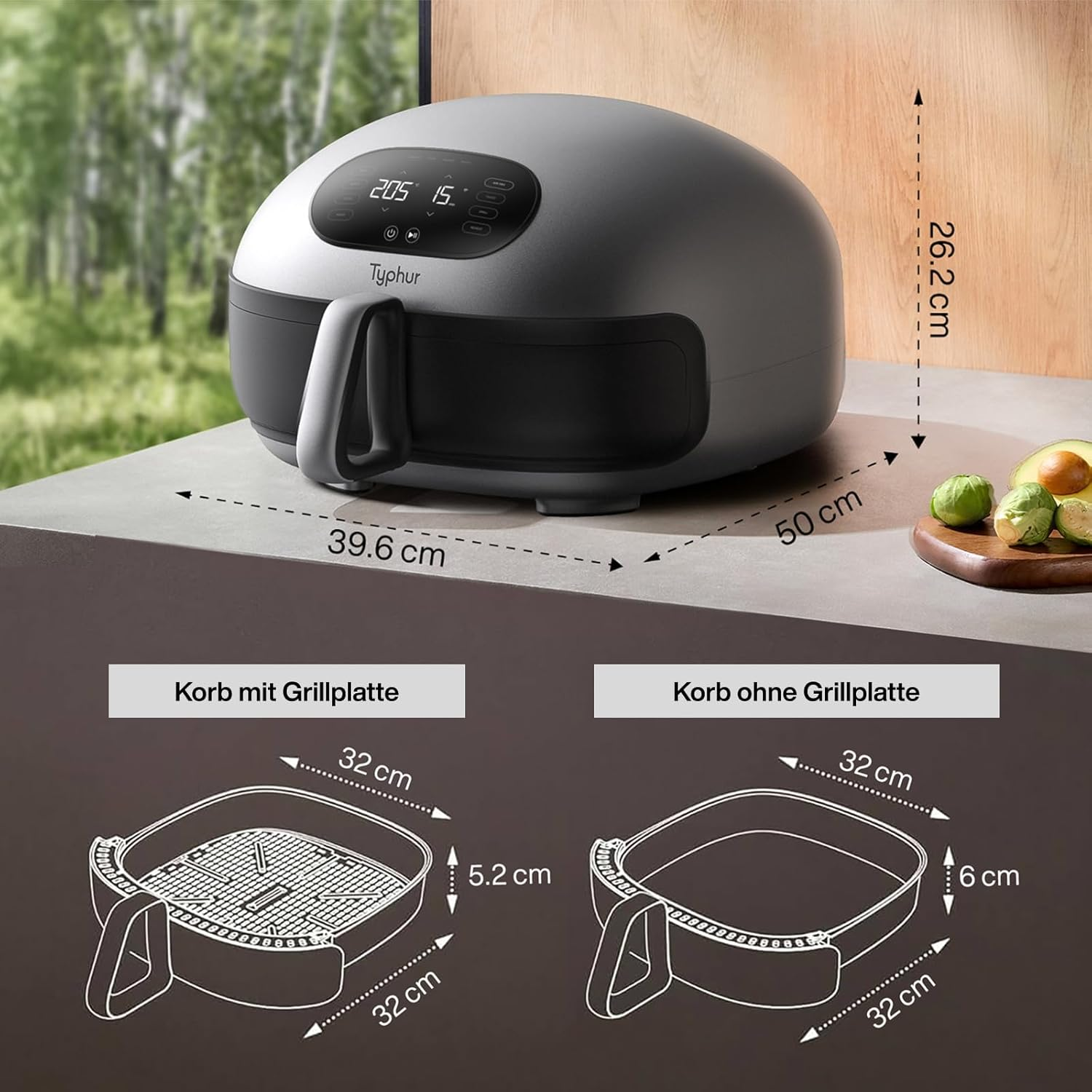 Graue Typhur Heißluftfritteuse auf einer Küchentheke mit Maßangaben und zwei Diagrammen der Korbeinsätze.