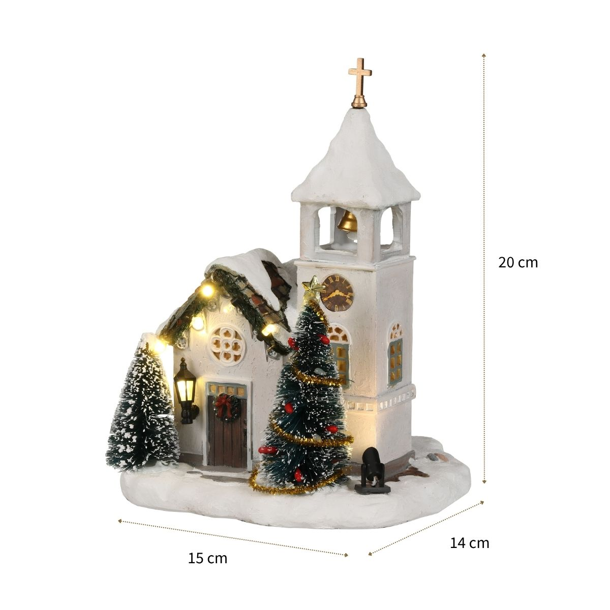 Besneeuwde kerstkerk miniatuur met lampjes, bomen en maatlijnen van 20 cm hoog en 15x14 cm basis.