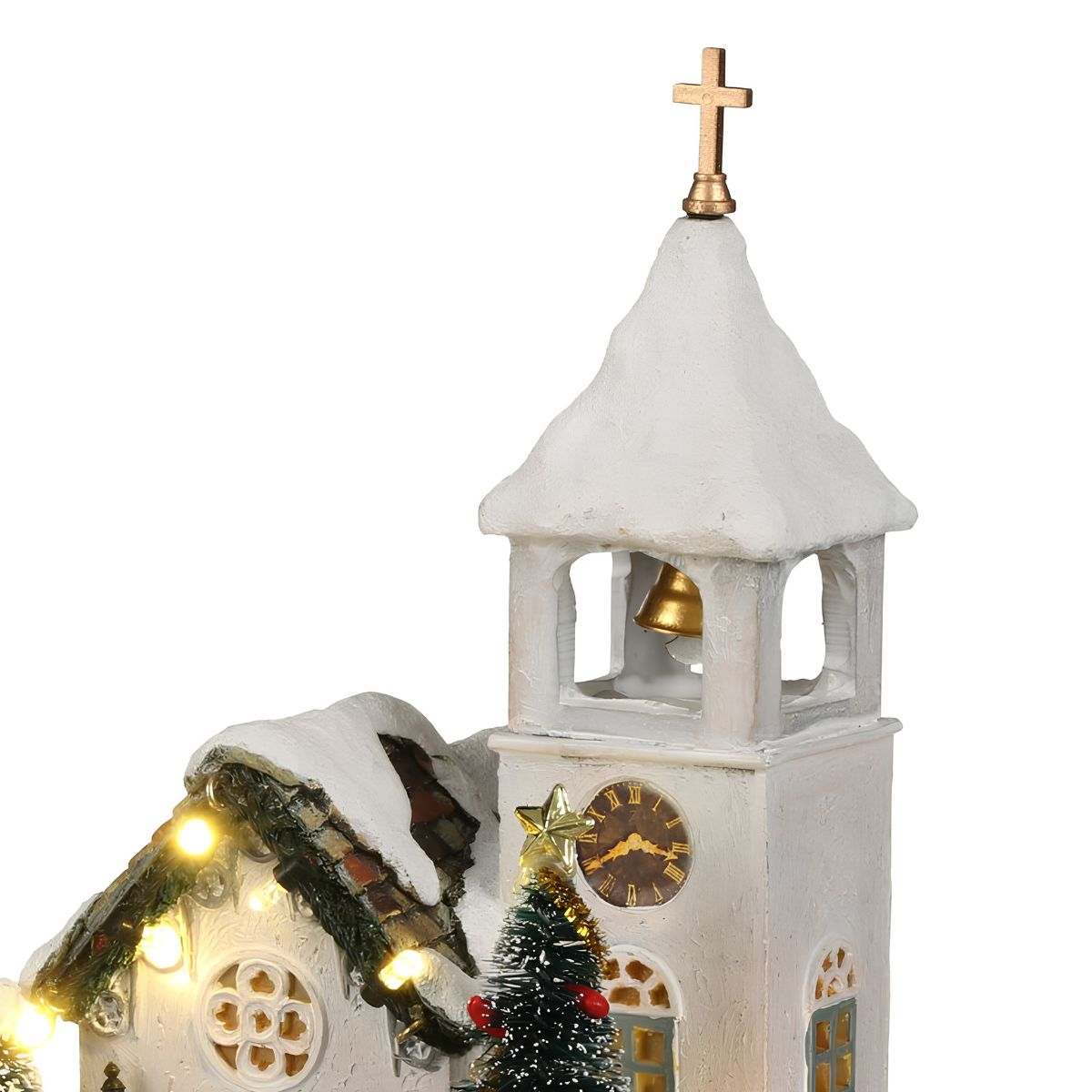 Miniatuur winterkerk met besneeuwd dak, klokkentoren, gloeiende lichtjes en een kleine versierde kerstboom.