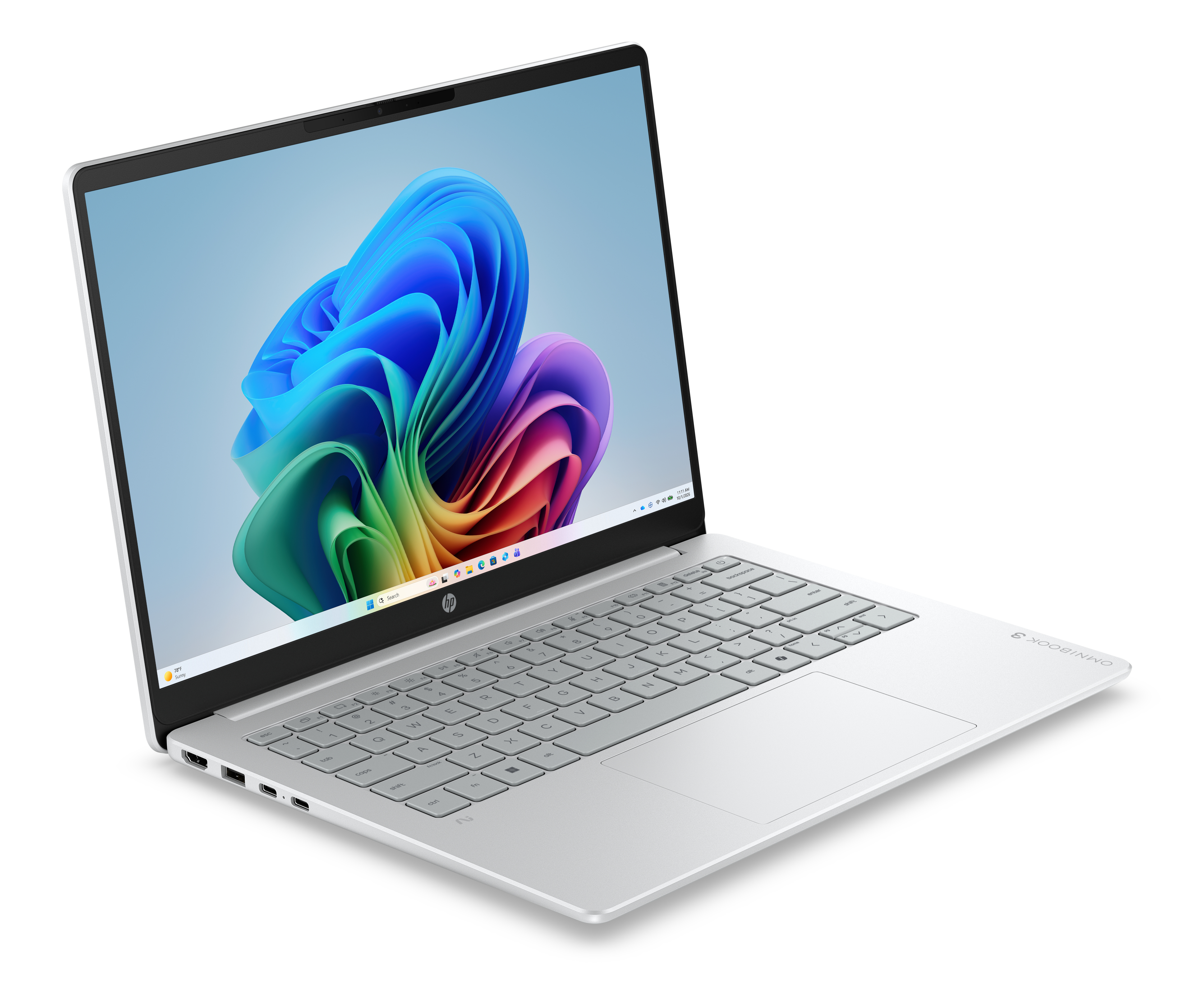 Un laptop argento con uno sfondo astratto e colorato di Windows sullo schermo su sfondo bianco.