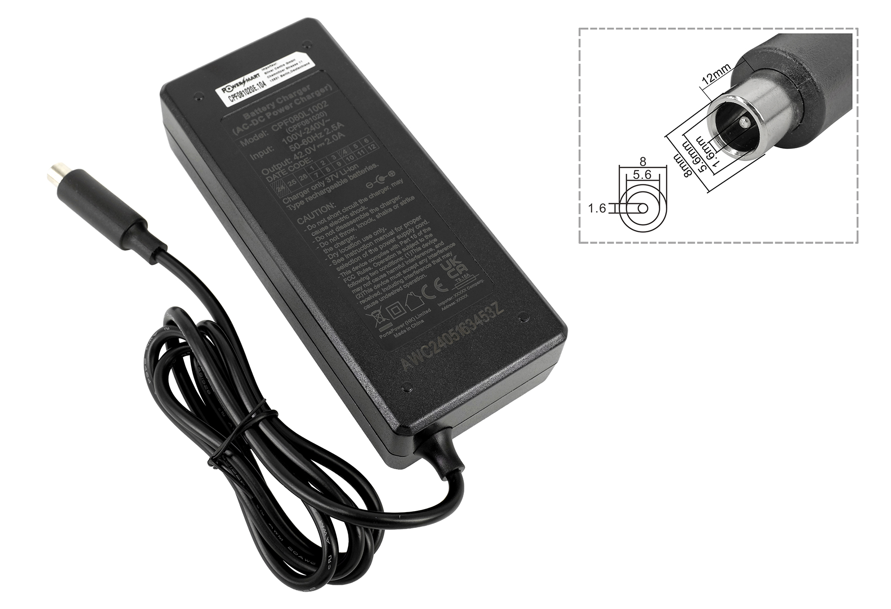 Schwarzes Netzteil mit aufgedruckten technischen Daten und angeschlossenem Kabel mit Stecker, Detailgrafik oben rechts.