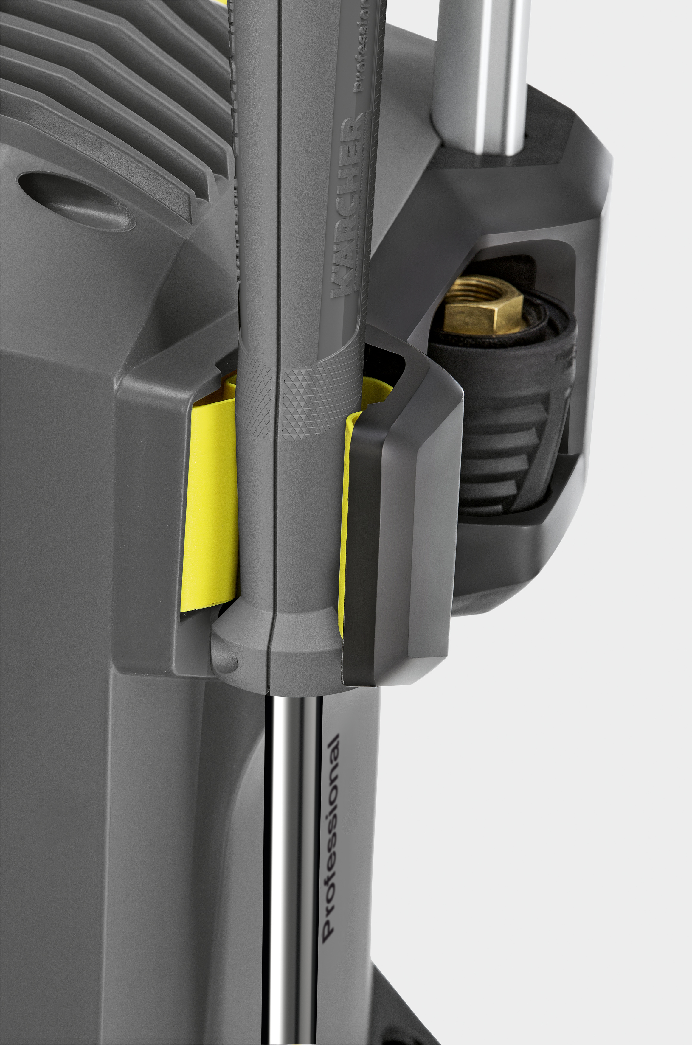 Nahaufnahme einer grauen Karcher Professional Maschine mit gelben Details und Metallteilen vor hellem Hintergrund.