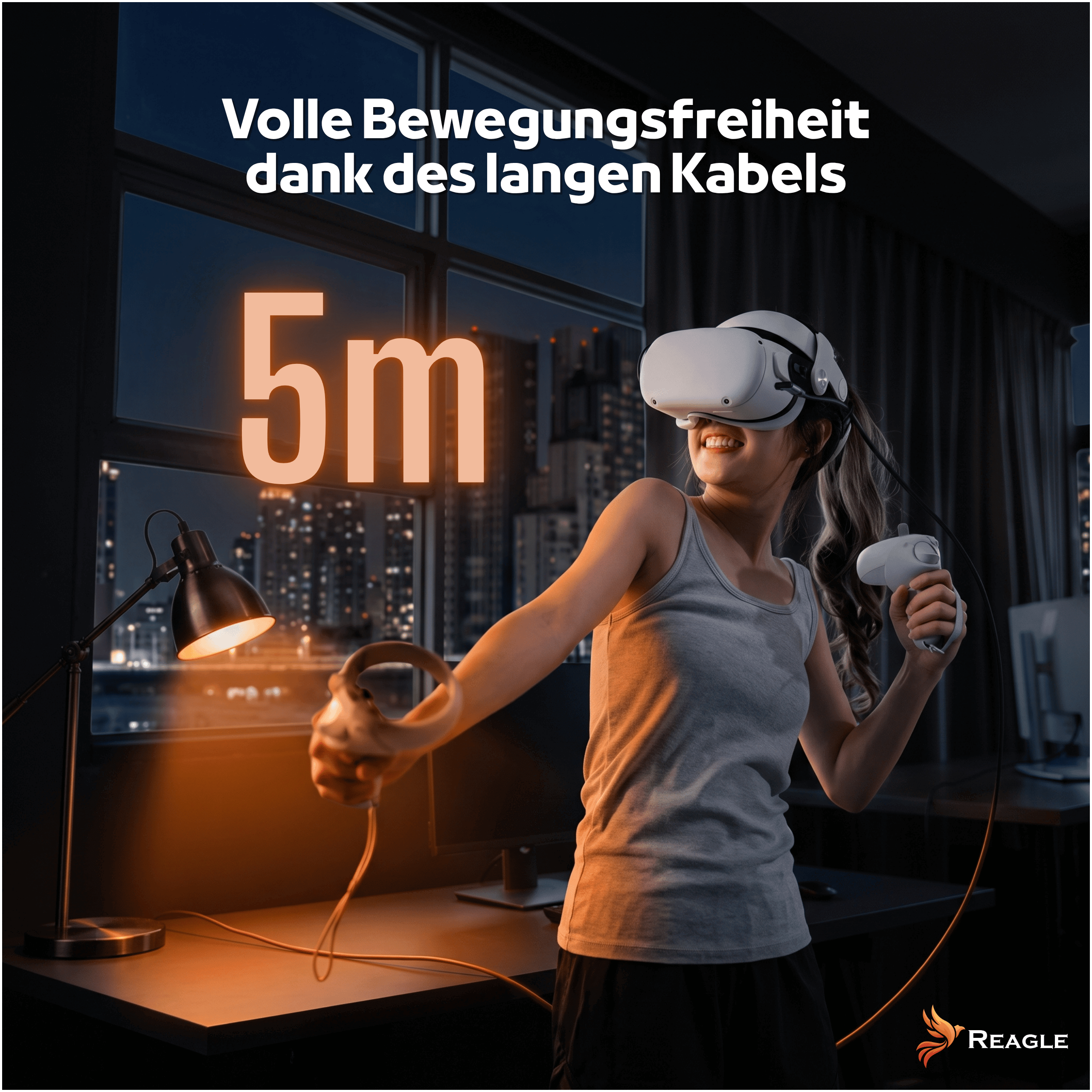 Kobieta w goglach VR i z kontrolerami stoi w pokoju z dużym oknem i lampką biurkową.