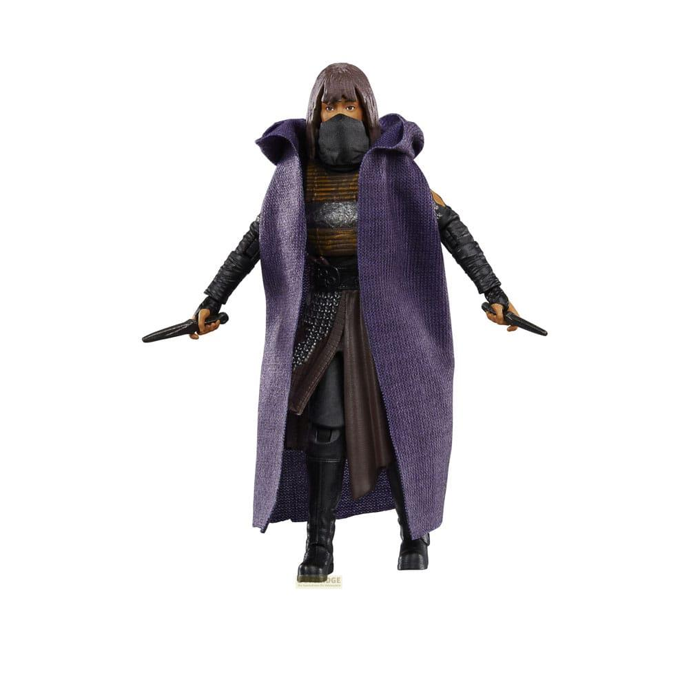 Eine Actionfigur in einem langen lila Umhang, schwarzer Maske und Messern in beiden Händen.