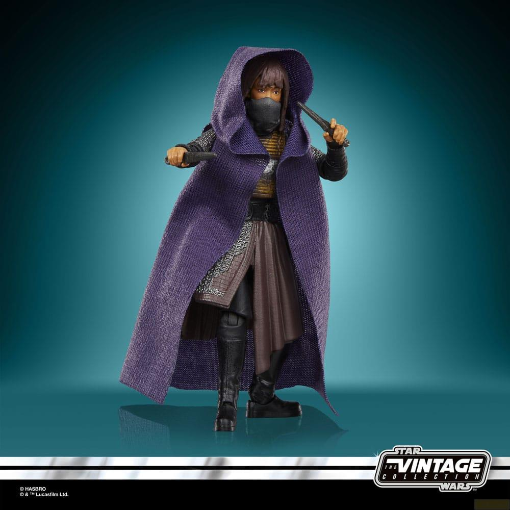 Eine Star Wars Vintage Collection Actionfigur trägt einen violetten Umhang, hält Dolche und hat einen Mundschutz.
