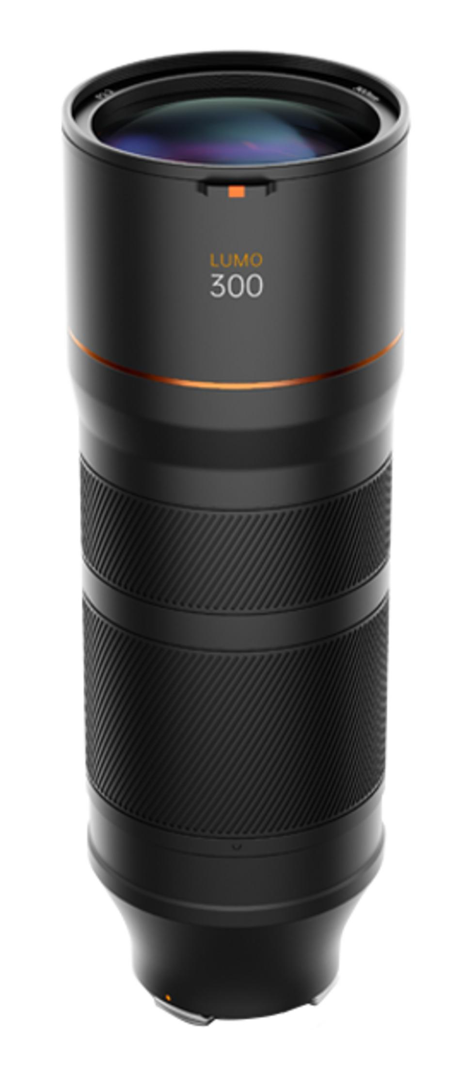 Ein schwarzes Lumo 300 Teleobjektiv mit orangefarbenen Akzenten und gerippten Ringen auf weißem Hintergrund.