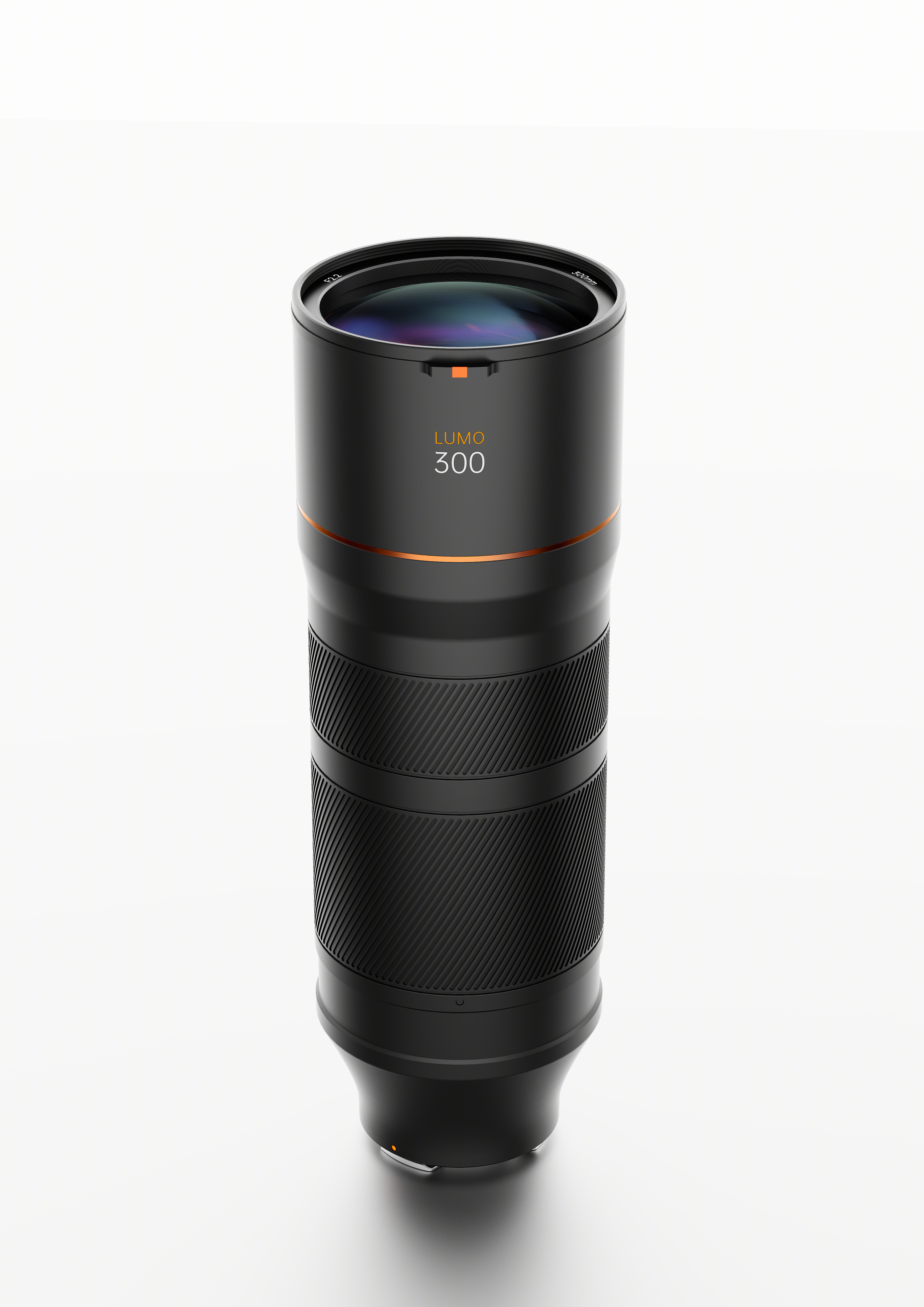 Ein schwarzes Lumo 300 Kameraobjektiv steht auf weißem Grund mit gerippten Ringen und orangen Akzenten.