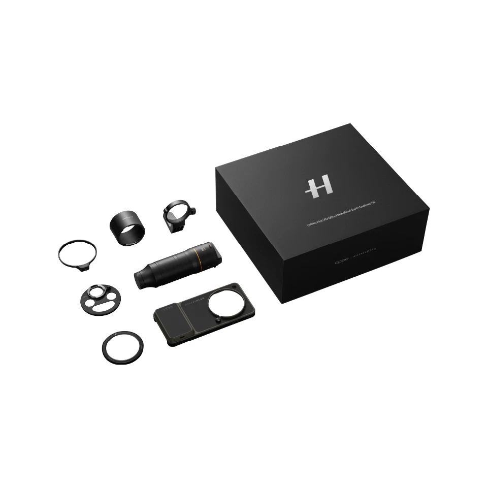 Ein schwarzes Hasselblad Explorer Kit mit Kamera-Zubehör und einer großen Box auf weißem Hintergrund.