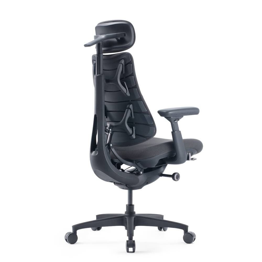 Una sedia da ufficio nera ergonomica con poggiatesta e ruote su sfondo bianco.