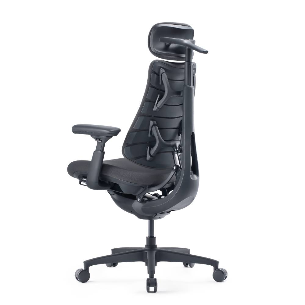 Una sedia da ufficio ergonomica nera con schienale sagomato, poggiatesta regolabile, braccioli e rotelle su sfondo bianco.