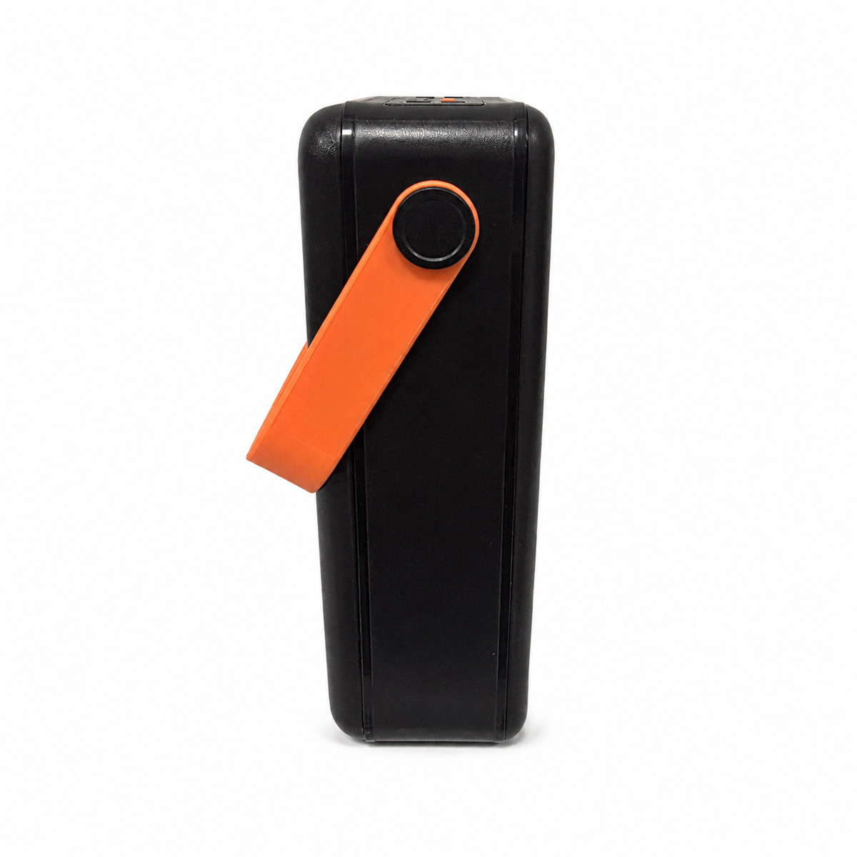 Un cargador portátil negro con asa naranja sobre fondo blanco.