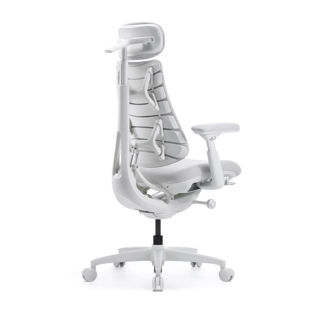 Una sedia da ufficio ergonomica bianca con rotelle, supporto lombare e braccioli regolabili su sfondo bianco.