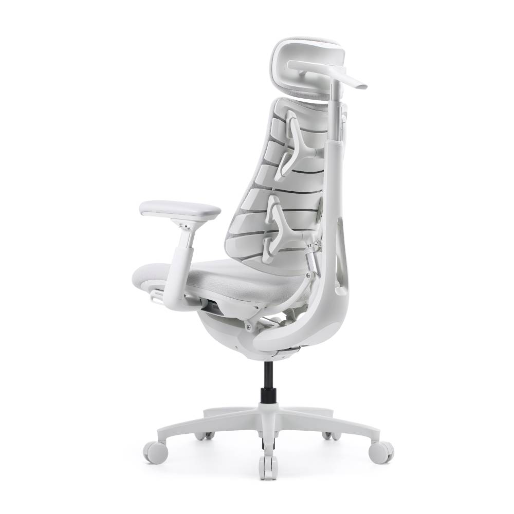 Moderna sedia da ufficio ergonomica bianca con schienale segmentato, braccioli e base con rotelle su sfondo bianco.