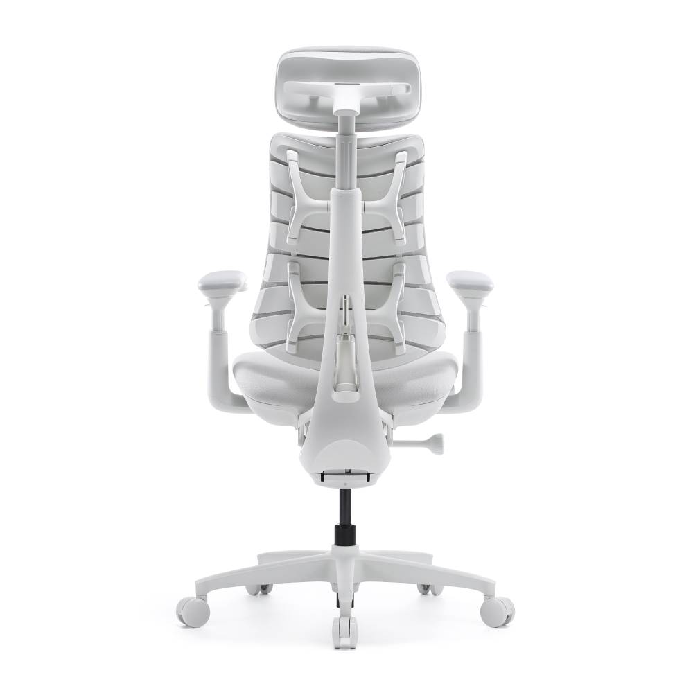 Vista posteriore di una moderna sedia da ufficchio ergonomica bianca con poggiatesta e ruote.