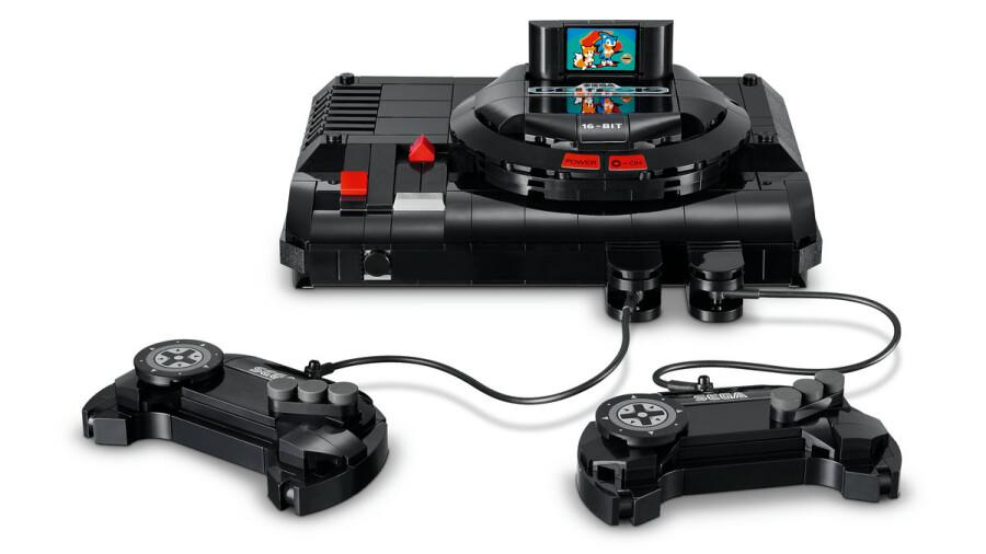 Beyaz arka planda iki kontrol cihazı ve bir Sonic kartuşu içeren Sega Genesis konsolunun Lego replikası.