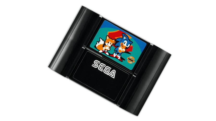 Beyaz arka plan üzerinde renkli etikette Sonic ve Tails bulunan siyah Sega oyun kartuşu.