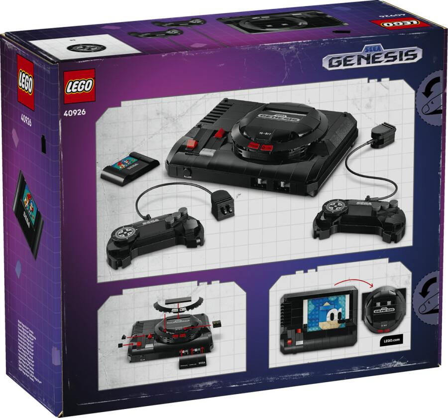 Mor bir kutu üzerinde iki kontrol cihazı ve bir kartuş bulunan Sega Genesis konsolu Lego seti.
